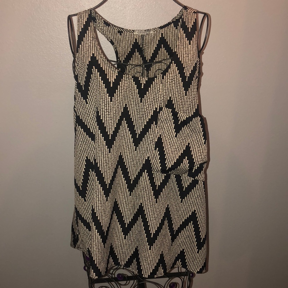 🌟Black and white zigzag top🌟